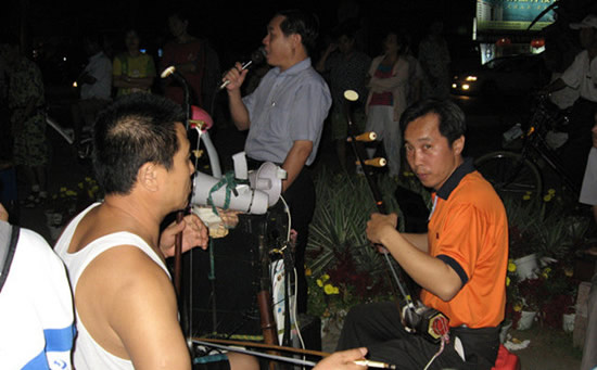 三亚候鸟老人晚上演出